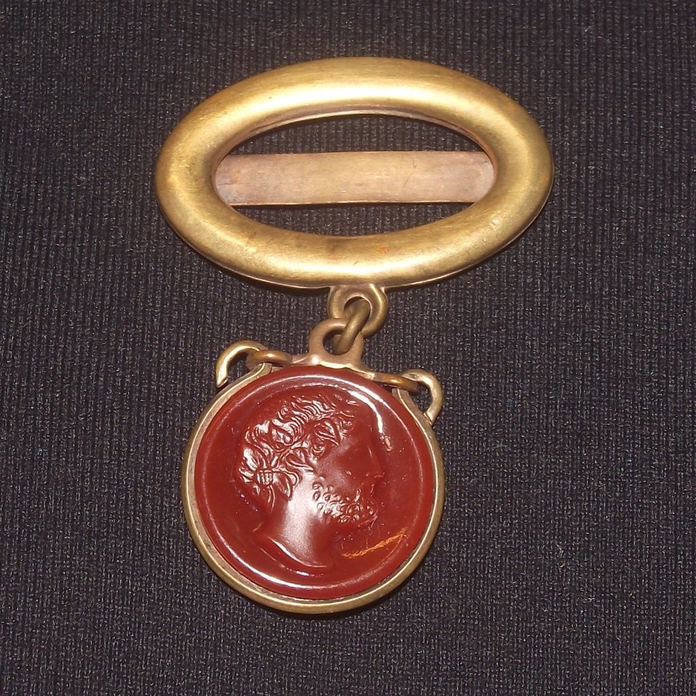 Pin-like cameo thing